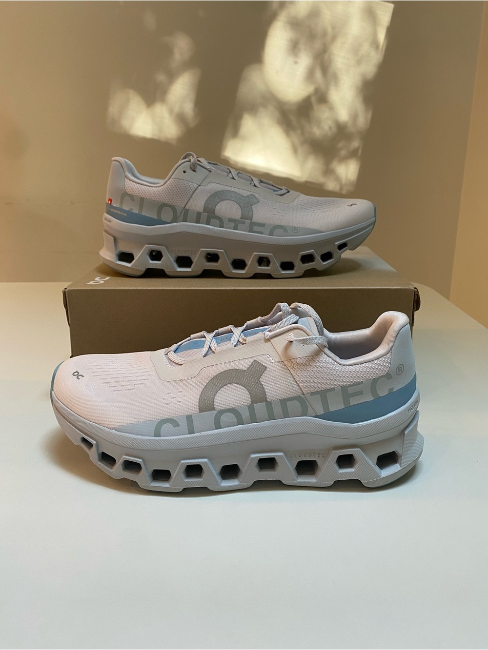 On Running Women’s Cloudmonster Sneaker in Frost/Wash sz 11 New in Box - Picture 3 of 7
